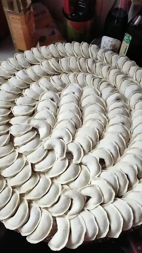 我是河南的,我们过年是少不了饺子,你们过年吃不吃饺子,自己包的