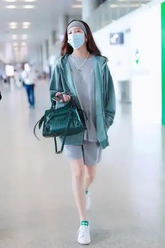 本周女明星街拍重磅来袭,大家都默契的脱下了小裙子穿上了裤子