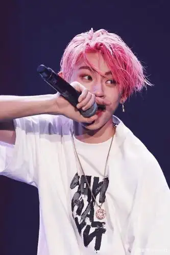 一头粉发的小鬼王琳凯简直就像一颗水灵灵的蜜桃,太漂亮啦!