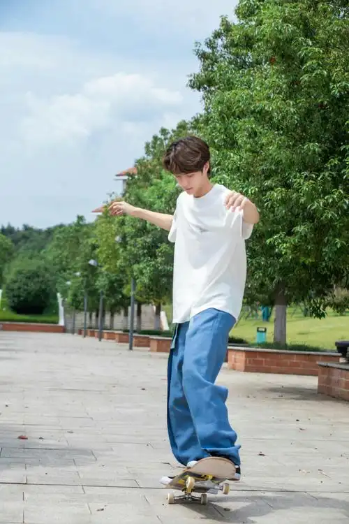 王一博献唱杭州亚运火炬传递歌##王一博终于玩滑板了