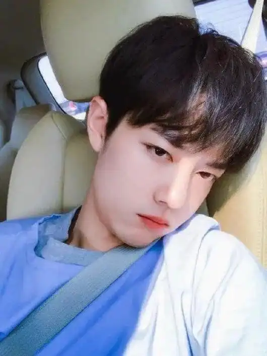 肖战  嘟嘟嘴的小可爱 - 抖音