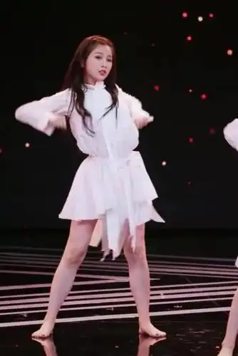 虞书欣第一次公演"光脚上台"!看清她脚型,这就是富养出来的