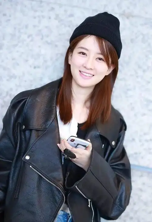 乔欣大胆素颜现身,网友:裤子破到极致,还以为是扯坏的?