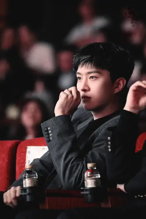 范丞丞金色挑染##范丞丞官宣澳门国际喜剧节