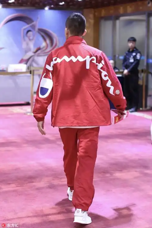 欧豪红红火火走机场 爱情比衣服更红火吧