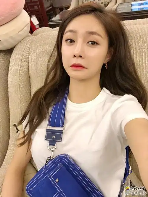 沈梦辰近日,沈梦辰在微博晒出一组自拍美照,并发文:"等飞机打发时间最