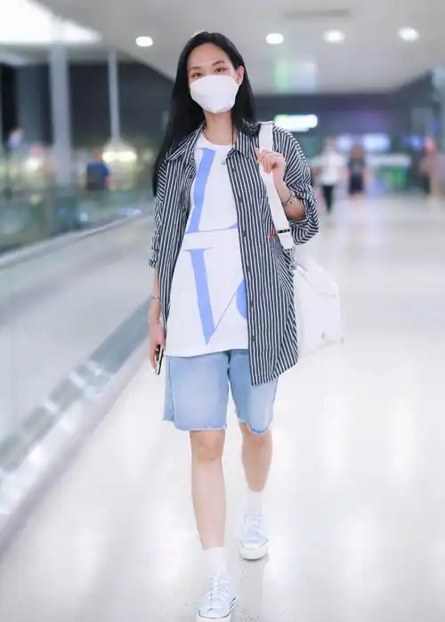 原创在机场被王霏霏帅到了一身牛仔套装潮到引人围观