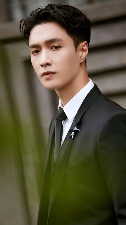 张艺兴帅气黑色西装街拍迷人写真