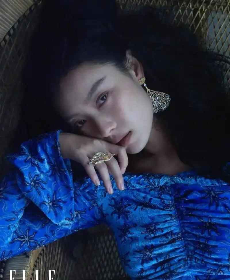 12月刊封面,慵懒的长卷发出镜,氛围好浪漫,你觉得倪妮海藻卷发大片