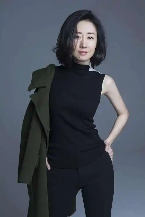 刘敏涛又出圈了搭配黑色羽绒走机场牛仔喇叭裤却火了起来