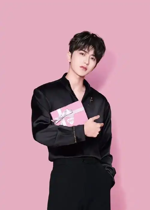 蔡徐坤隔空点亮水立方#@蔡徐坤粉色大片也太绝了,不论是白色西装皇乔