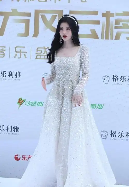 鞠婧祎美的太过分,穿公主风裙子太高级,气场温柔显娇嫩_网易订阅