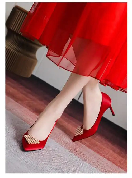 韩版2021年新款绸缎爱心珍珠扣高跟鞋女细跟尖头红色新娘鞋单鞋