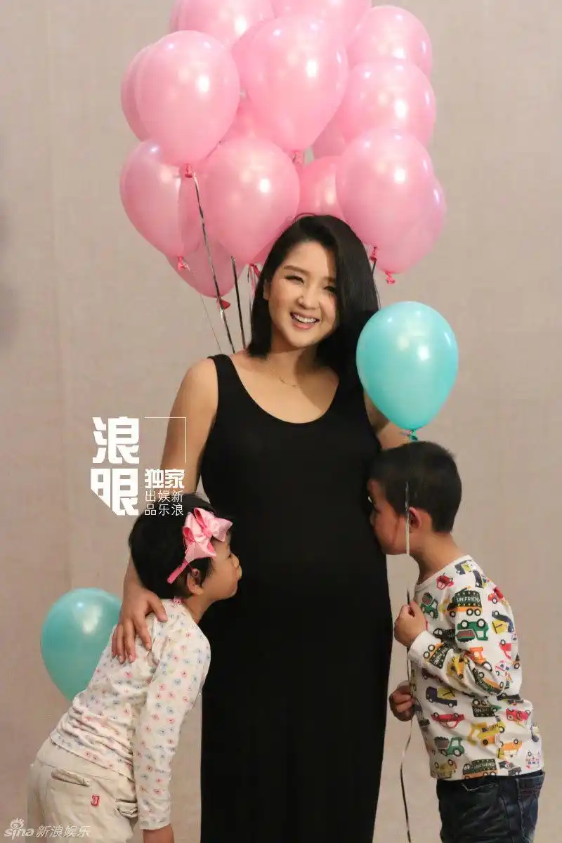 何洁拍孕期写真调皮做鬼脸 任小朋友亲大肚【7】