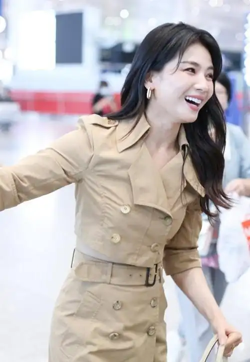 刘涛太任性45岁年龄硬穿成大学校花束腰裙配小白鞋不像俩娃妈