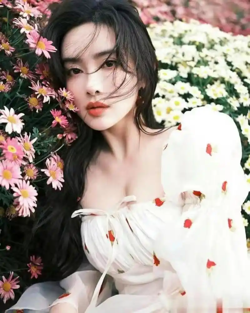 随着天气的逐渐升温,孟子义的清爽夏日造型,让人感到了一股