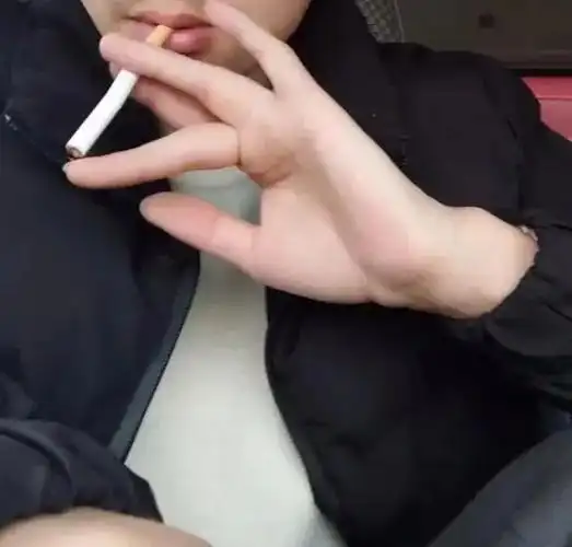 小编点评:试了一下用食指和无名指夹烟原来直男当爹后依旧还是直男