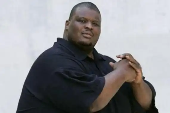 虽然并没有达到世界上最胖的男人那样夸张的程度,但是亚伯勒的体重