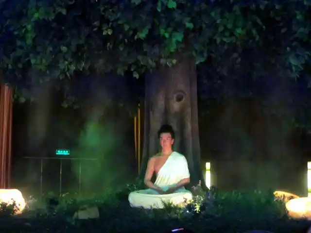 菩提树从圣坛中间徐徐升起,释迦摩尼佛打坐树下