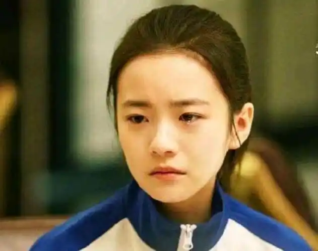 乖孩子人设崩塌?《小欢喜》乔英子逛街烟不离手,随手乱扔烟头