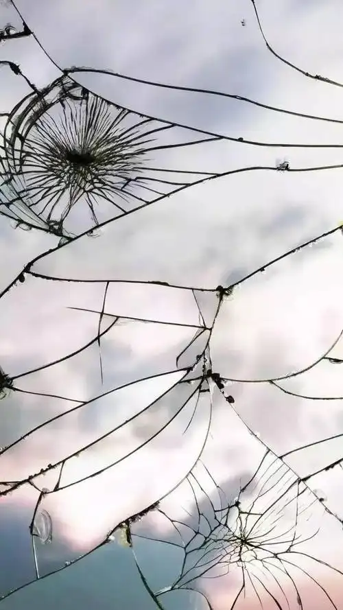 碎屏手机壁纸,让你的手机屏幕瞬间碎裂开来