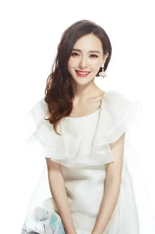 百变小天后唐嫣晒写真身穿古典宝石纱裙仙气十足宛如仙女