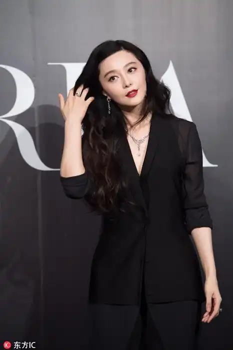 范冰冰大波浪配红唇 撩发妩媚尽显女王范