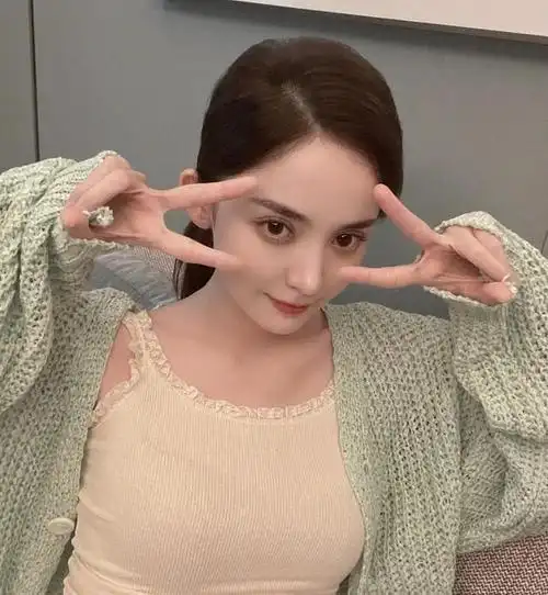 古力娜扎晒出素颜自拍照