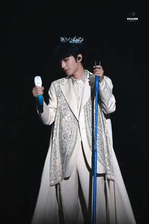 王俊凯solo#王俊凯今晚的solo舞台都不错,《温柔》让人梦回小时候