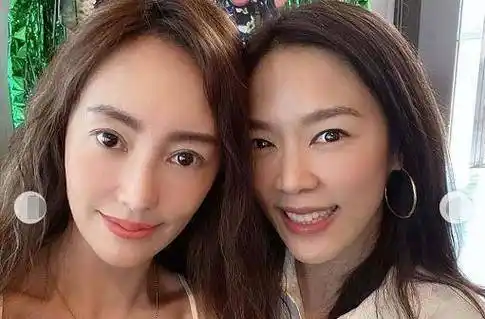 庾澄庆首晒一家四口,46岁娇妻扎高马尾活力满满,一双儿女超萌_张嘉欣