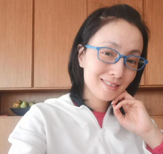 当然陶虹也在自己的社交账号上发过素颜照,没有了化妆品的掩盖,她的