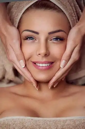 女子在spa沙龙面部按摩