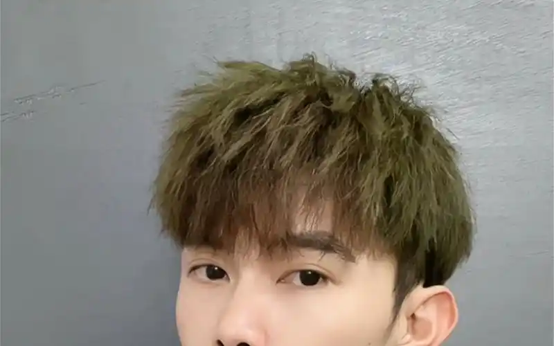 头发不蓬松的男生不妨试试这款#夏日清凉发型 #锡纸烫 #好打理的发型