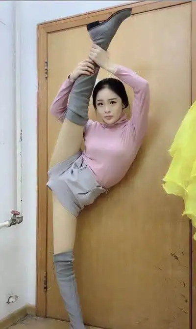 小姐姐短裤挑战一字马这一行为引热议网友不怕走光吗