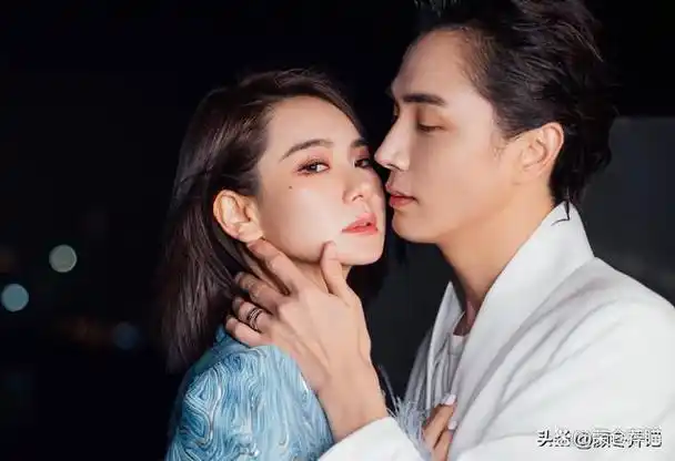 碍于世俗的眼光,现实的考验,两人最终相忘于江湖,在戚薇和如今的丈夫