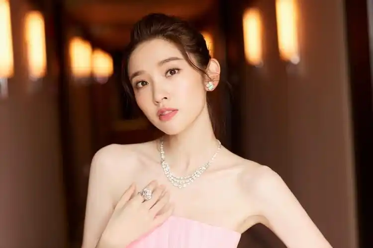 大婚在即准新娘唐艺昕的甜蜜女友妆让我酸了