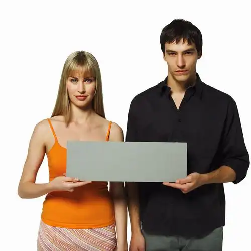 年轻男女与广告牌图片素材