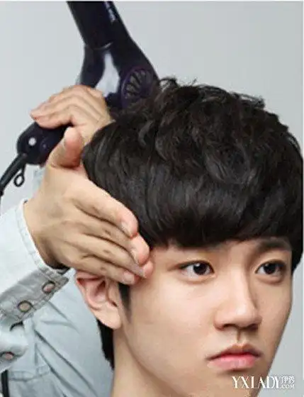 男生怎么吹头发好看简单几步打造熟男帅气发型