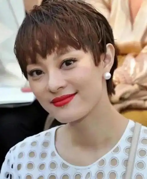 孙俪近照引热议!眼睛凸起五官肥大,虎背熊腰身材壮,才40就老了