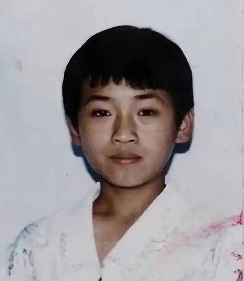 演员靳东身份引热议,登上新闻联播,竟坐在了主桌,地位太不一般