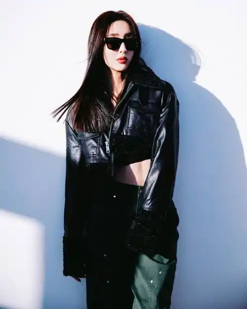 佟丽娅穿短款皮衣露出小蛮腰!曼妙身材又美又飒性感撩人