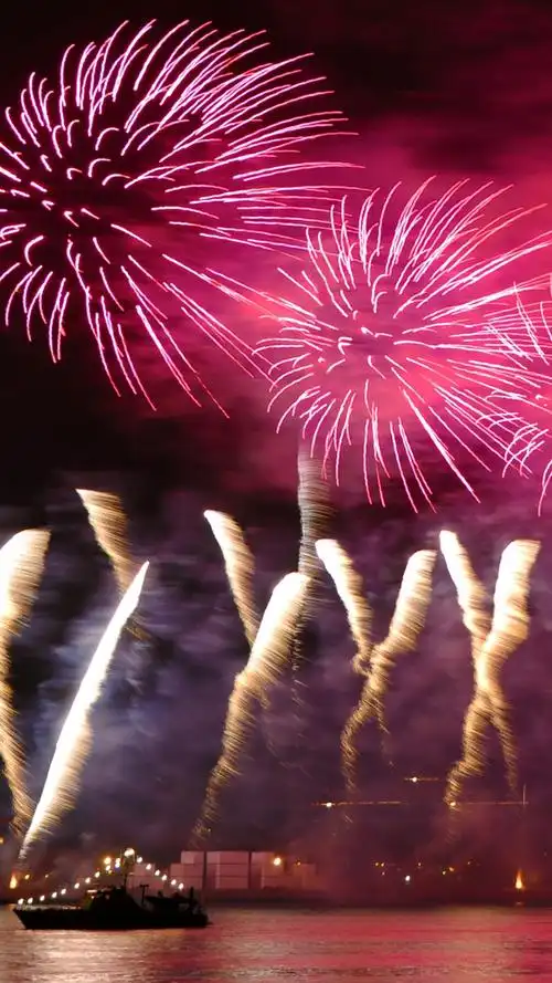 iphone 壁纸 夜晚城市的天空,美丽的烟花,河