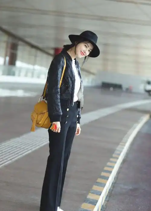 高圆圆终于改风格短外套配喇叭裤高调走机场戴上帽子美炸了