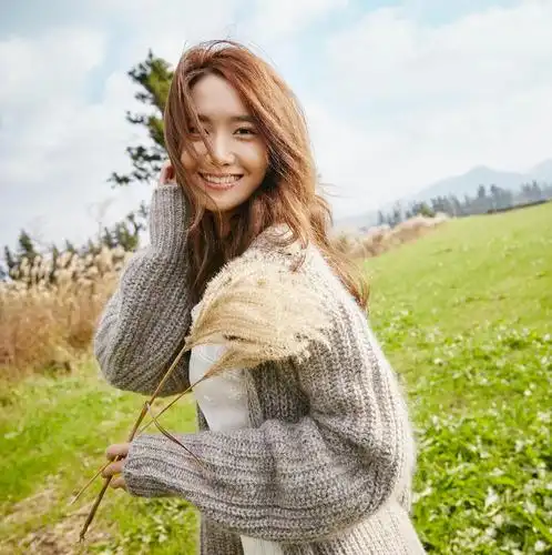 林允儿宽毛衣搭蕾丝裙 演绎元气少女风