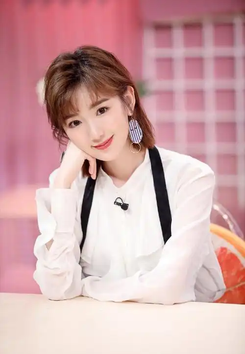 被毛晓彤的"挂耳卷发"惊艳了,洋气减龄显脸小,圆脸也很适合