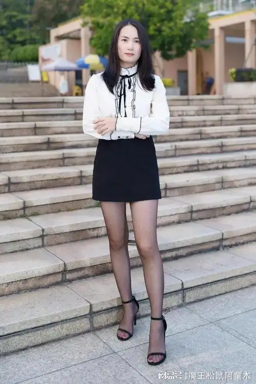 黑色短裙搭配黑丝高跟鞋,性感优雅,别致动感_网易订阅