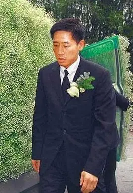 在处理完哥哥的后事,唐鹤德回到两人的故居,抱着张国荣的骨灰,与