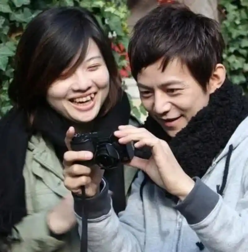 何炅到底有没有结婚?他的妻子真的是王菁吗?