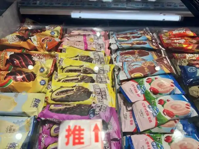 "记者刚走进一家雪糕批发店,就听到一位顾客在调侃现在的雪糕价格.
