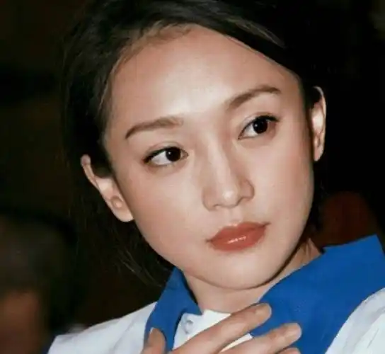 而现在也自然不差,可现在有很多人都嘲讽称周迅的双眼皮是后割的太宽